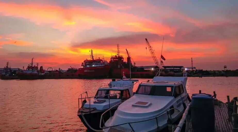 Wisata di Cirebon Pantai Pejawanan Pelabuhan Cirebon